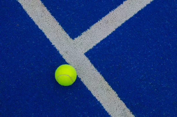 Comment s’assurer que le terrain de tennis à Paris sera conforme aux standards internationaux ?