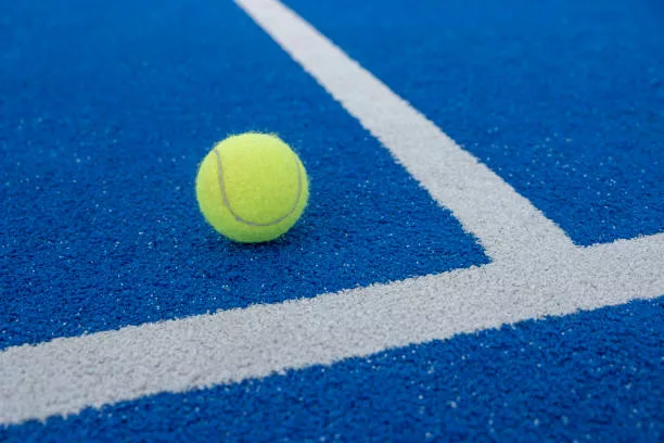Comment minimiser l’impact environnemental lors de la construction d’un terrain de tennis à Paris ?