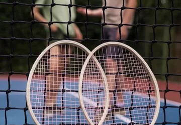 Comment intégrer un terrain de tennis dans un projet immobilier à Saint-Tropez ?