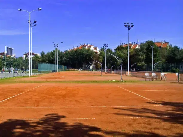 Construction d'un court de tennis pour les centres sportifs