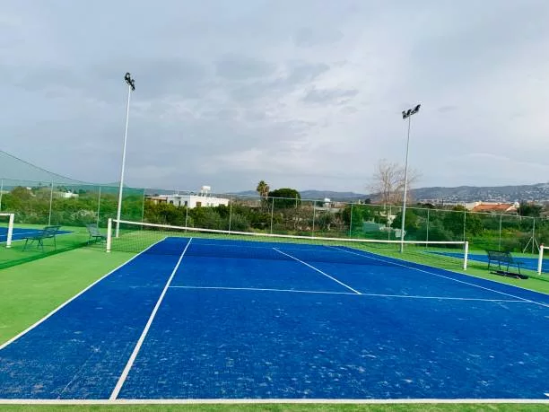 Comment choisir le meilleur constructeur pour un terrain de tennis en résine synthétique à Toulon ?