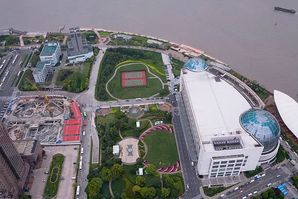 Construction d'un court de tennis pour les centres de vacances