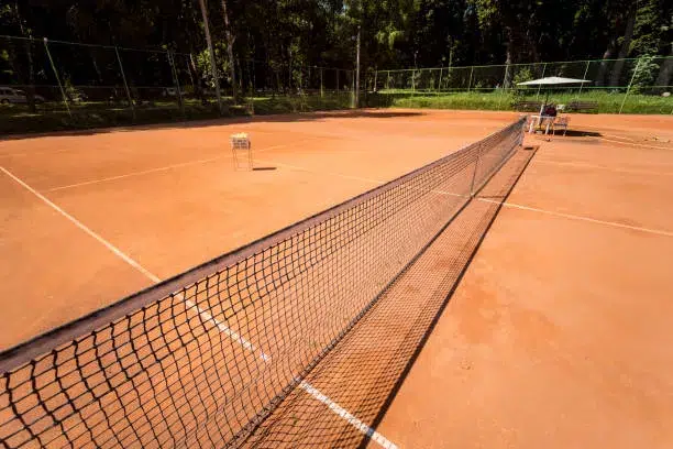 Pourquoi la construction d&rsquo;un court de tennis pour les particuliers doit-elle respecter les normes locales de construction ?