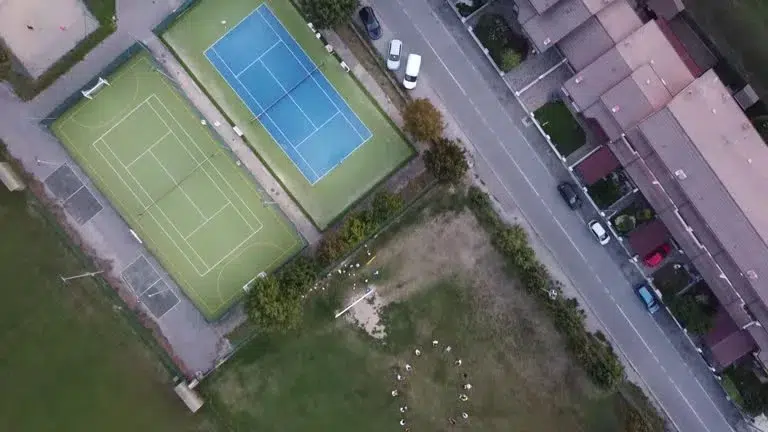 Construction d'un court de tennis pour les hôtels