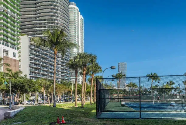 Construction d'un court de tennis pour les entreprises