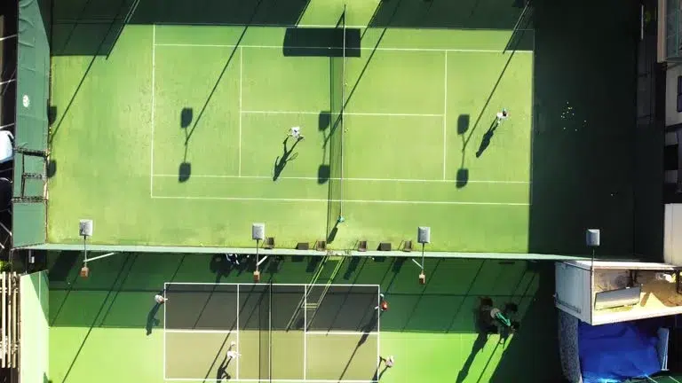 Construction d'un court de tennis pour les clubs de tennis