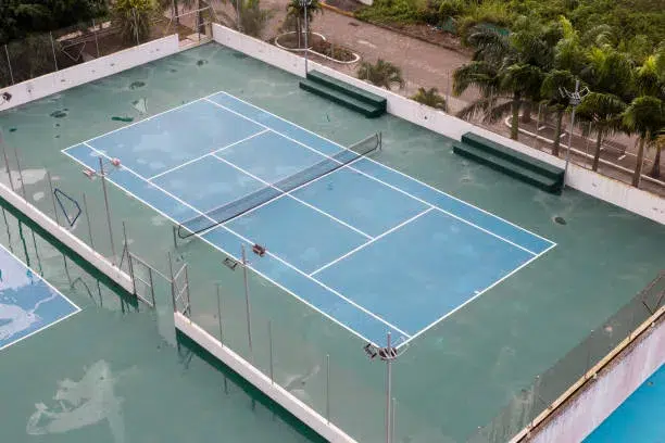 Construction d'un court de tennis pour les hôtels