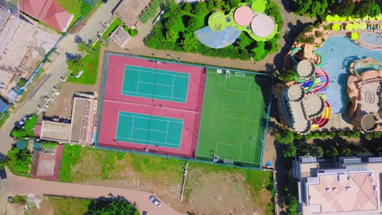 Construction d'un court de tennis pour les hôtels