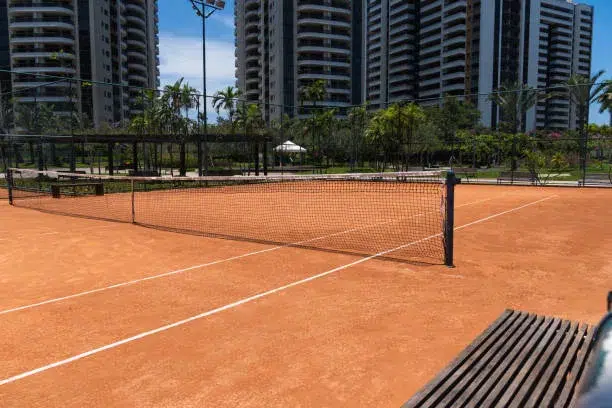 Construction d'un court de tennis pour les hôtels