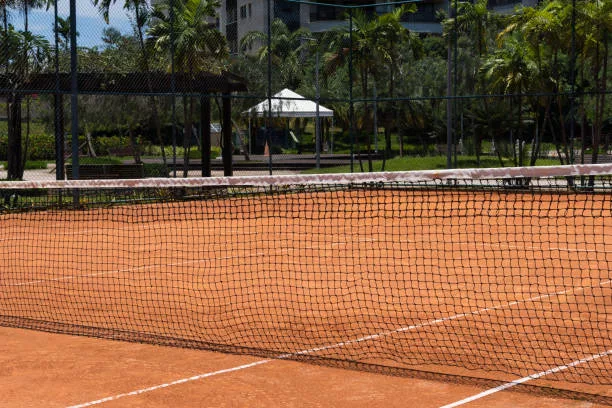 Construction d'un court de tennis pour les hôtels