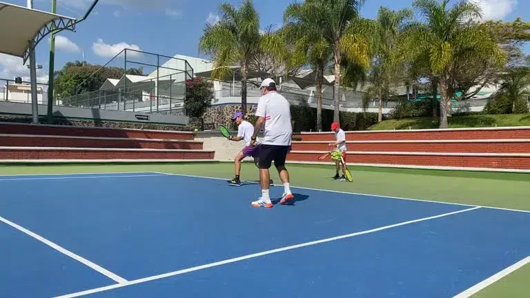 Pourquoi faire appel à des experts locaux pour la construction d’un court de tennis pour les campings ?