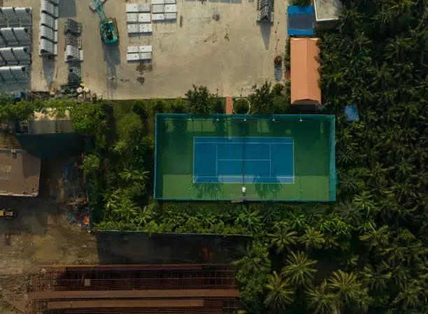 Construction d'un court de tennis pour les entreprises