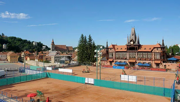 Construction d'un court de tennis pour les centres de vacances