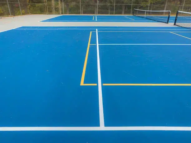 Construction d'un court de tennis pour les entreprises