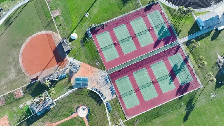 Construction d'un court de tennis pour les Campings
