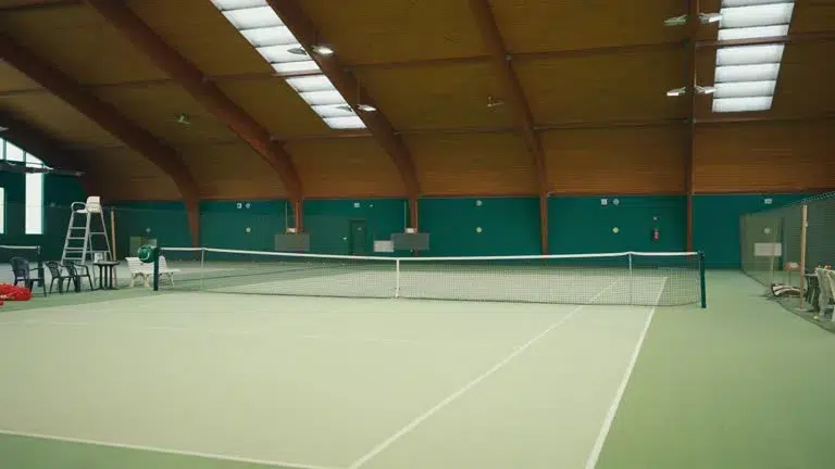 Construction d'un court de tennis pour les Campings