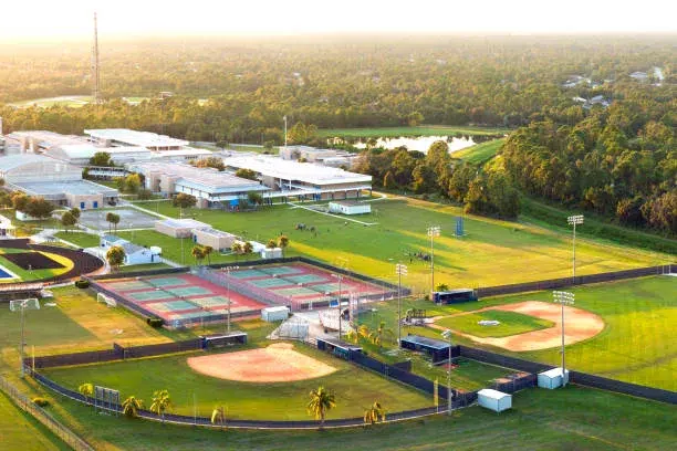 Construction d'un court de tennis pour les centres de vacances