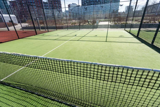 Construction d'un court de tennis pour les entreprises