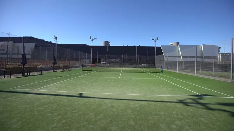 Construction d'un court de tennis pour les entreprises