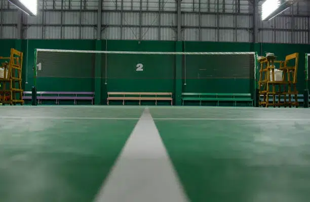 Construction d'un court de tennis pour les centres sportifs