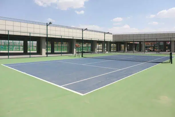 Construction d'un court de tennis pour les hôtels
