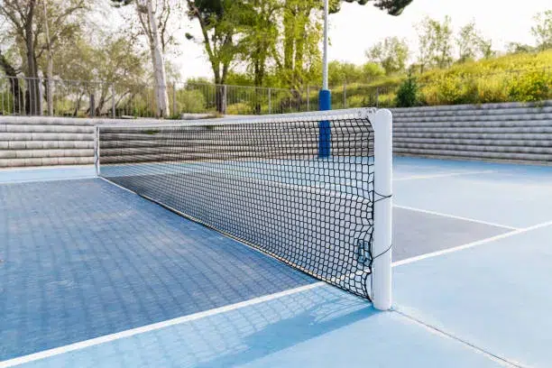 Construction d'un court de tennis pour les centres sportifs