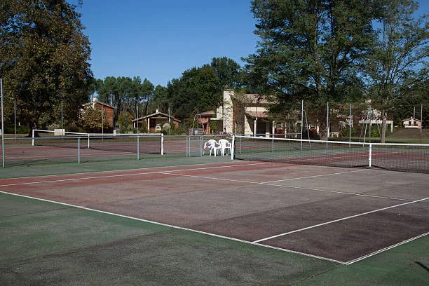 Comment la Construction d&rsquo;un court de tennis pour les communes peut-elle être utilisée pour organiser des événements communautaires ?