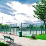 Construction d'un court de tennis pour les hôtels
