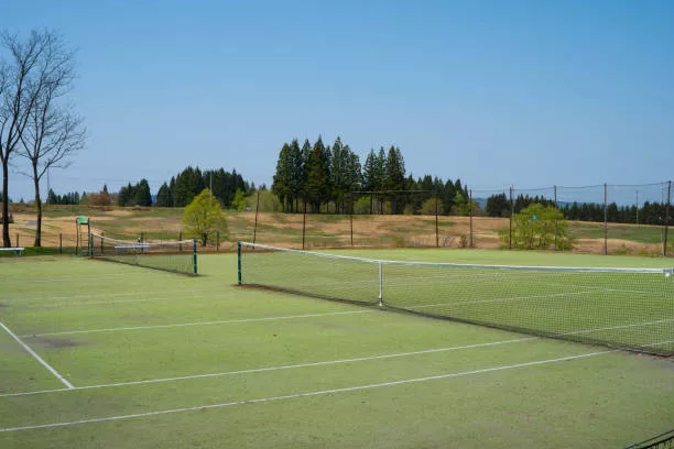 Construction d'un court de tennis pour les Communes