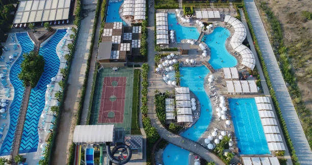 Construction d'un court de tennis pour les centres sportifs