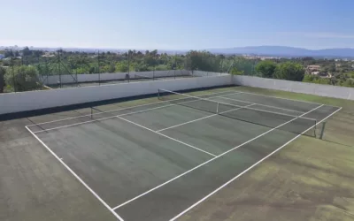 Comment la Construction d&rsquo;un court de tennis en béton poreux à Saint-Tropez améliore-t-elle l&rsquo;expérience des joueurs ?