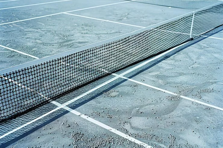 net-tennis-vue-superieure-terrain-tennis-blanc-net-noir-gros-plan-minimalisme-haute-resolution_1141761-4216