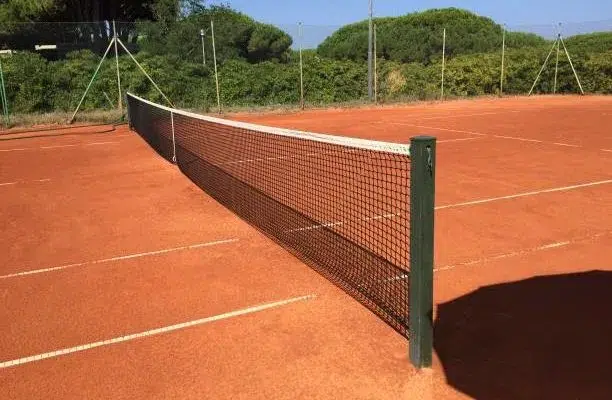 Comment entretenir un terrain de tennis construit à Nice pour garantir sa longévité et sa praticité ?