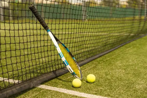 Quels matériaux sont utilisés pour la construction de courts de tennis à Toulon ?