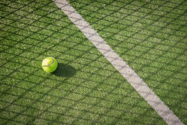 Quelles sont les meilleures pratiques pour installer un court de tennis en gazon synthétique à Antibes ?