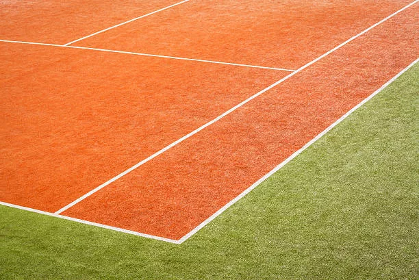 Pourquoi la maintenance d&rsquo;un court de tennis en terre battue nécessite-t-elle une attention particulière ?