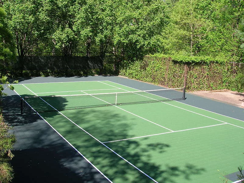 Quel type de revêtement est le plus adapté pour un terrain de tennis à Nice ?