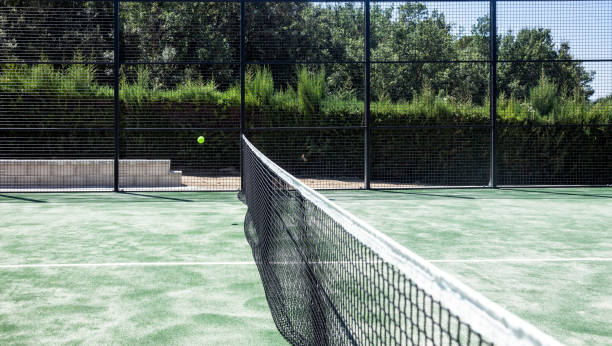 Comment la construction d’un court de tennis peut-elle intégrer des solutions écologiques ?