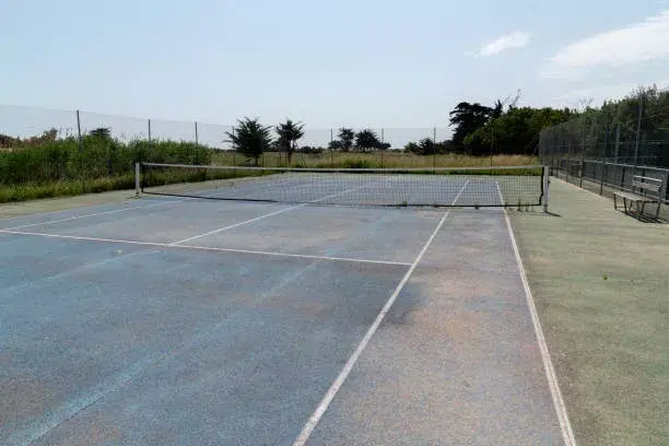 Comment évaluer l’état d’une surface avant sa réhabilitation de surfaces de tennis usées ?