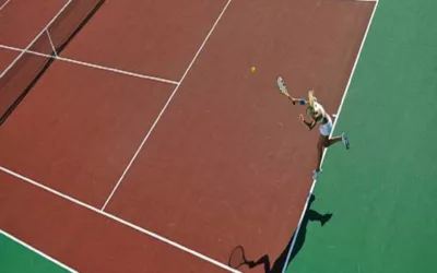 Pourquoi la réhabilitation de surfaces de tennis usées contribue-t-elle à la durabilité des infrastructures sportives ?