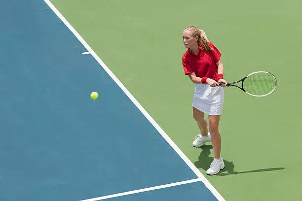 Pourquoi opter pour des matériaux spécifiques en vente de vêtements de tennis tendance ?