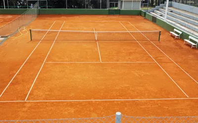 Pourquoi est-il essentiel de procéder à la réhabilitation de surfaces de tennis usées régulièrement ?