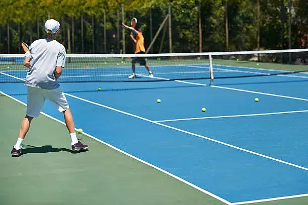 Comment choisir un court de tennis pour enfants et adolescents adapté à leur niveau ?