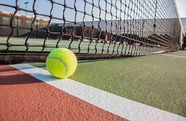 Est-il possible de construire un court de tennis en gazon synthétique dans un espace restreint à Nice ?