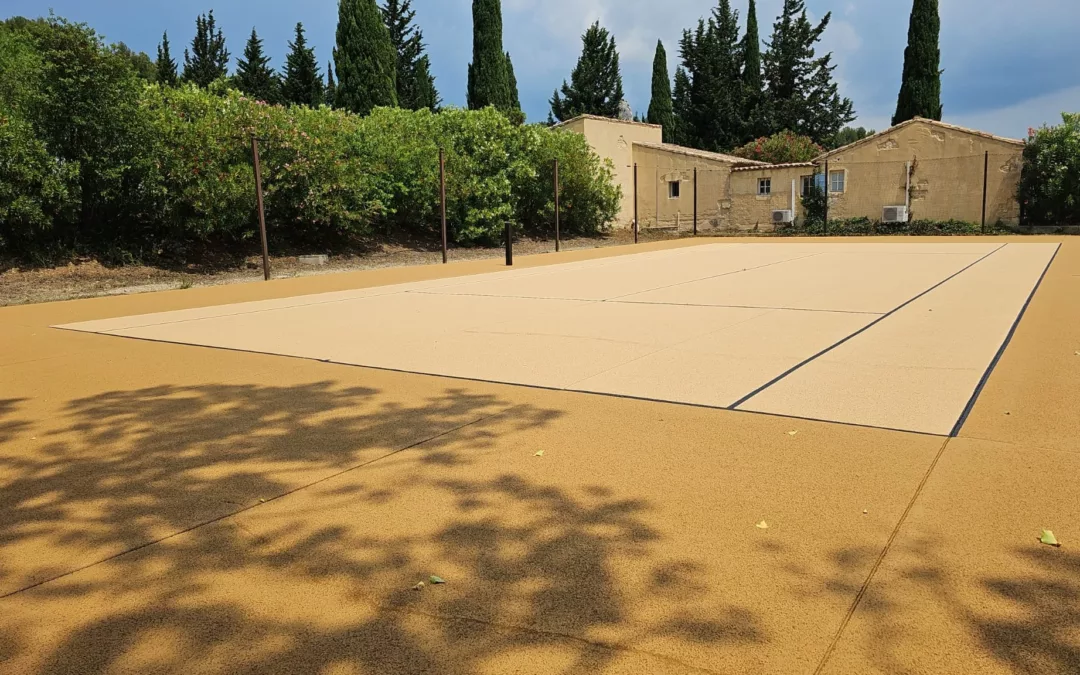 Construction d'un terrain de tennis en béton poreux à Cannes