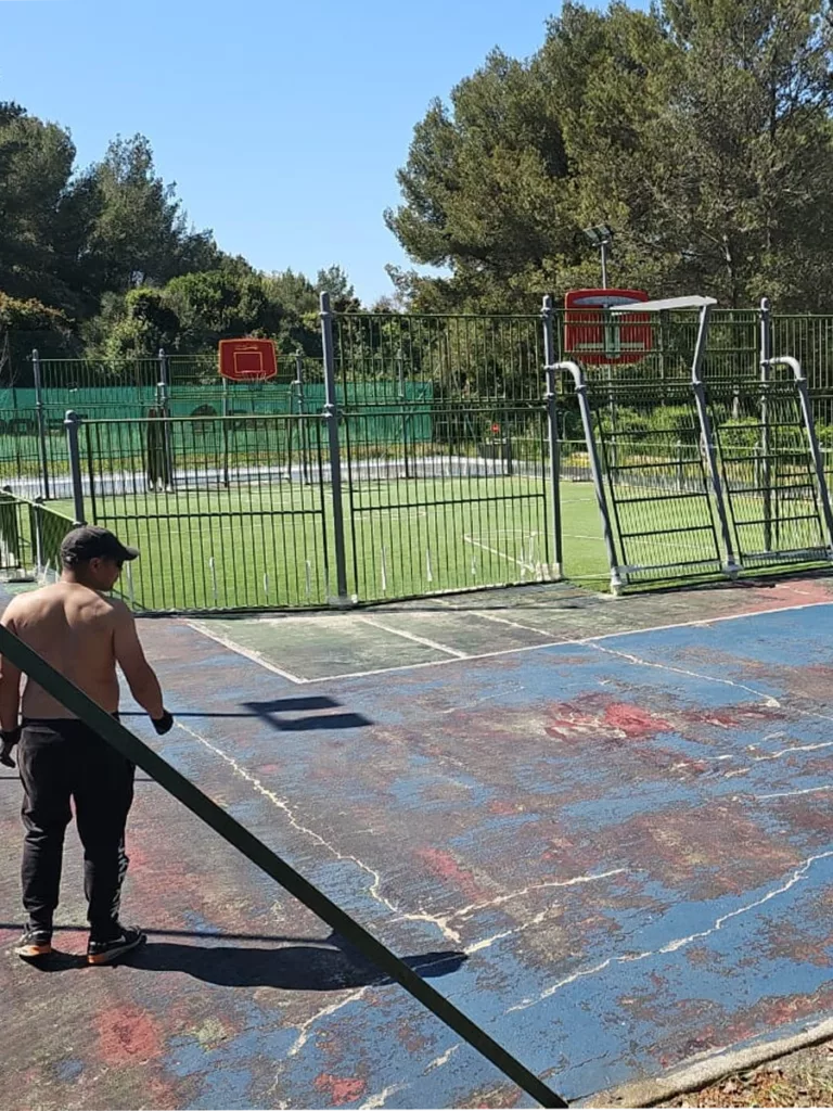 Construction d'un court de tennis à Paris