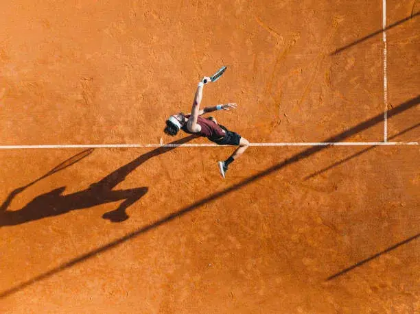 Quels sont les pièges à éviter pour maîtriser le prix de la construction d’un terrain de tennis terre battue ?