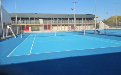 Quels sont les équipements obligatoires sur un court de tennis ?