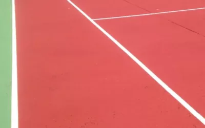 Quelle fréquence d’entretien est recommandée pour un court de tennis ?
