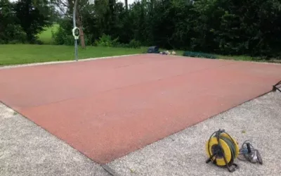 Quelle surface de terrain de tennis est la plus adaptée pour un usage familial ?